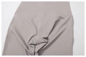 Detailaufnahme der Flachnaht und des hohen Bundes an taupefarbenen Yoga-Leggings