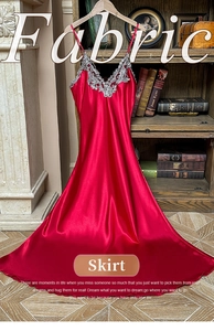 Détail de la chemise de nuit en satin rouge avec col en V profond et dentelle argentée