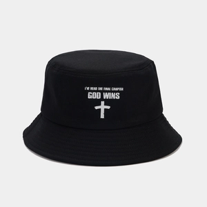Détail de la croix blanche et du texte religieux imprimé sur un chapeau bob noir