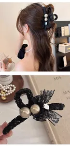 Pince à cheveux élégante en dentelle noire avec grandes perles, vue détaillée et portée