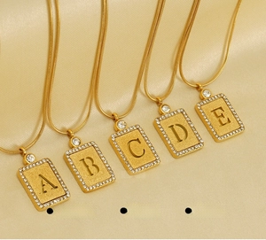 Detail von 18K vergoldeten Rechteck-Buchstabenanhängern A-E mit Kristallbesatz und Kette