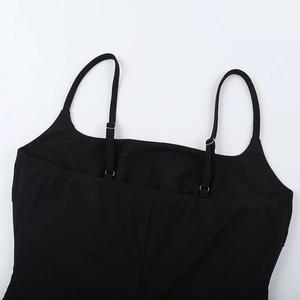 Détail d'une fine bretelle noire réglable sur une robe d'été avec boucle en métal