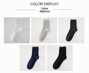 Dettaglio calze da uomo in cotone nei colori bianco, grigio, blu navy e nero puro