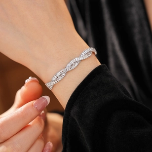 Gros plan d'un bracelet torsadé argenté serti de zircons baguettes étincelants