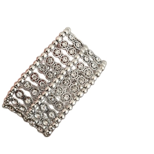 Bracelet extensible géométrique argenté avec plusieurs rangées de cristaux scintillants