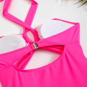 Dettaglio del costume da bagno rosa neon con imbottiture bianche e fibbia posteriore in metallo