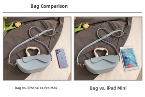 Comparaison de taille du sac à main bleu clair avec poignée vague et tablette
