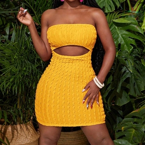 Détail de la robe bustier jaune avec texture en nid d'abeille et découpes latérales
