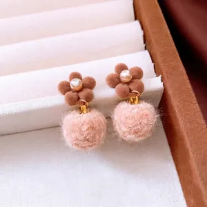 Blumenohrringe mit weichem Plüsch-Pompon und Perlen für einen herbstlichen Winter-Stil