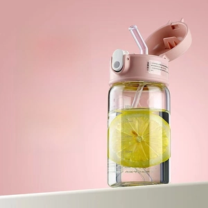 Detaillierte Ansicht der rosa Glastrinkflasche mit Strohhalm, Skala und Klappdeckel