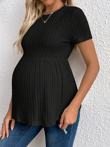 Schwarzes Kurzarm-Umstandsstrickoberteil mit Seitenfalten für eine bequeme Passform