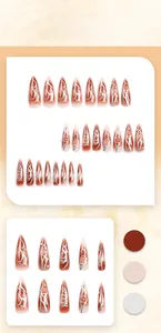 Détails de faux ongles stiletto avec dégradé rouge, lignes argentées et perles