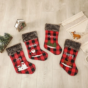 Lot de quatre chaussettes de Noël à carreaux rouges avec bordure en fausse fourrure