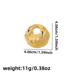 Macro shot showing dimensions and weight of the textured gold round brooch pin