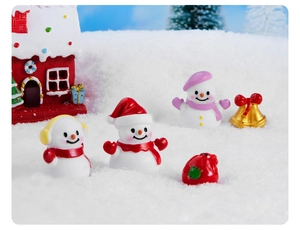 Set di pupazzi di neve in miniatura con casa in resina su paesaggio innevato
