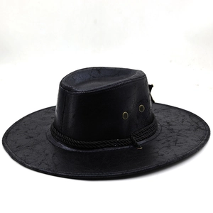 Detail eines schwarzen Cowboyhutes aus PU-Leder mit Riss-Textur und geflochtenem Band
