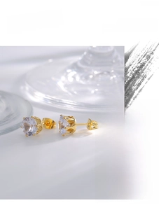 Macro de boucles d'oreilles couronne plaqué or 18K avec zircone cubique ronde éclatante