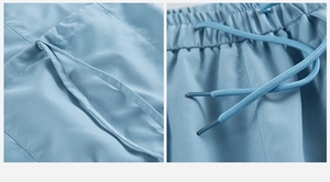 Dettagli pantaloncini cargo azzurri con coulisse regolabile in vita e tasca a zip