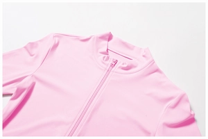 Nahaufnahme der rosafarbenen Fitnessjacke mit Stehkragen und Reißverschluss-Detail