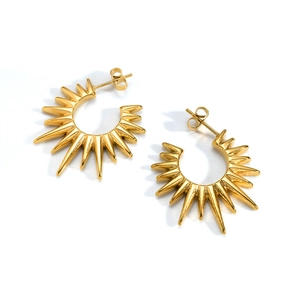 Boucles d'oreilles clous en acier doré en forme de C avec piques de soleil