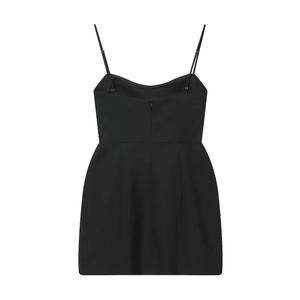 Mini robe noire élégante à fines bretelles avec taille cintrée sur fond blanc pur
