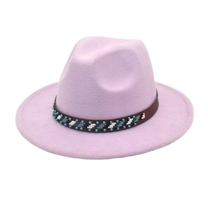 Détail d'un chapeau fedora en laine lavande avec ruban perlé ethnique sur fond blanc