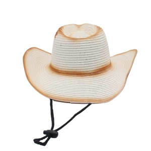 Détail d'un chapeau de soleil en paille avec dégradé marron et jugulaire réglable