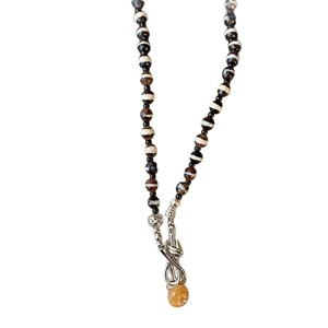 Collier de perles de style ethnique avec perles rayées noires et pendentif en argent vintage