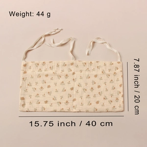 Détail de l'organisateur de lit bébé en mousseline de coton avec motifs floraux
