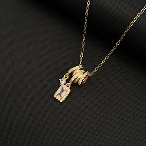 Collier doré avec pendentif carré en pierre rose et spirale sertie de zircons