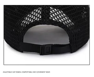 Dettaglio del cinturino regolabile sul cappello da baseball in rete nera