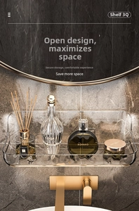 Détail d'étagère de salle de bain en acrylique transparent avec fixations dorées élégantes