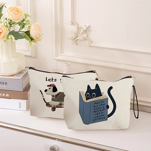 Set di due pochette in tela bianca con stampe di cani e gatti per cosmetici e piccoli oggetti