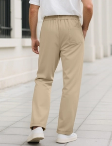 Rückansicht der khakifarbenen Twill-Hose für Herren mit elastischem Bund und lockerem Schnitt