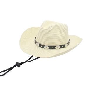Detailansicht eines cremefarbenen Stroh-Cowboyhuts mit Nieten-Dekoband und Kinnriemen