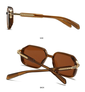 Détail de lunettes de soleil aviateur ambre avec branches dorées et texture rayée