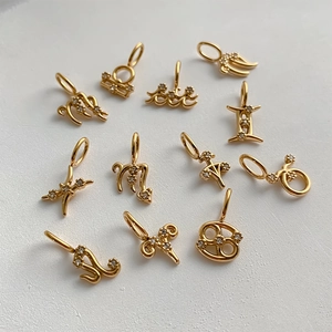 Exquisitos colgantes de signos del zodiaco dorados con diamantes para joyería DIY