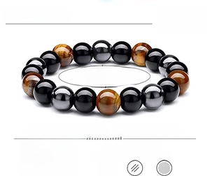 Détail des perles d'agate noire et d'œil de tigre de 10mm sur un bracelet élastique