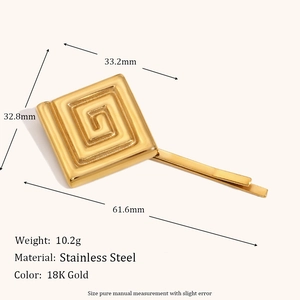 Vue détaillée de la barrette en acier inoxydable plaqué or 18K avec motif géométrique