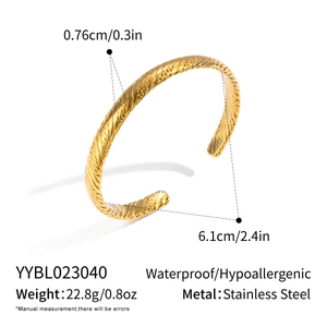 Detailed view of the twisted rope texture on a 18K gold plated stainless steel cuff bracelet