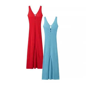 Robe longue sexy en maille à col en V avec découpe et fente frontale en rouge et bleu clair