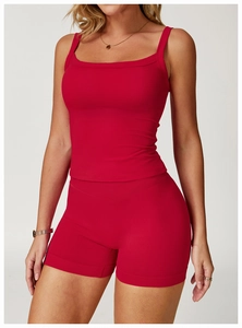 Détail d'un ensemble de sport rouge sans couture avec débardeur col carré et short taille haute