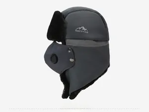 Vue latérale du bonnet de trappeur d'hiver gris avec masque à valve respiratoire