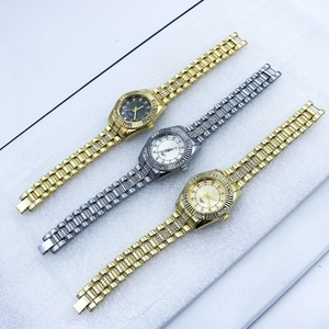 Trois montres à quartz élégantes avec cristaux et bracelets en métal dans un ensemble
