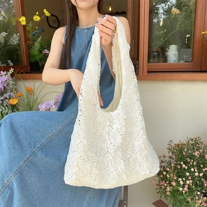 Vue détaillée du sac cabas en dentelle blanche avec broderie au crochet et motifs floraux