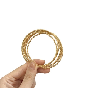 Bracelet jonc perlé multicouche plaqué or minimaliste avec une finition texturée
