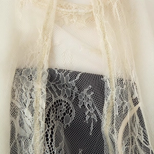 Robe tendance avec patchwork de dentelle beige élégant sur manches évasées en mesh noir