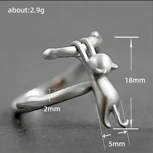 Lindo anillo de gato trepador en plata con textura mate y gatito 3D para mujer