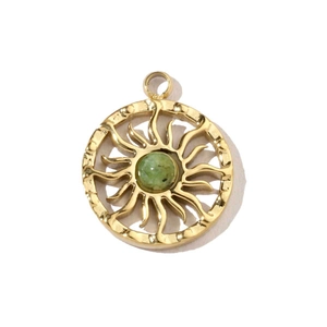 Dettaglio macro del ciondolo a sole con pietra verde e placcatura in oro 14k su acciaio