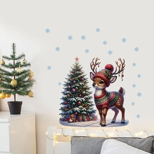 Sticker mural de Noël avec renne et flocons sur un mur blanc dans une chambre cosy